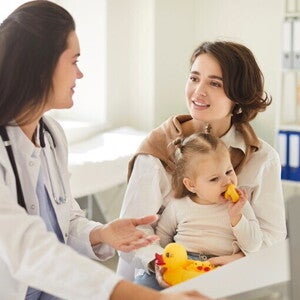 matka z dzieckiem na rękach w gabinecie pediatry