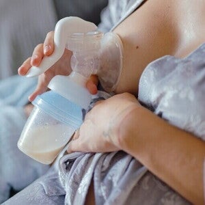 kobieta odciągająca pokarm laktatorem 