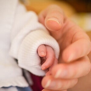 Dłoń dziecka w dłoni ojca