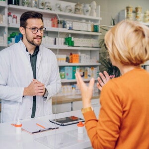 Farmaceuta w trakcie rozmowy z pacjentką