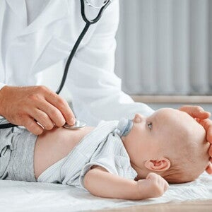 Niedojrzałość układu pokarmowego u noworodka – przyczyny i objawy