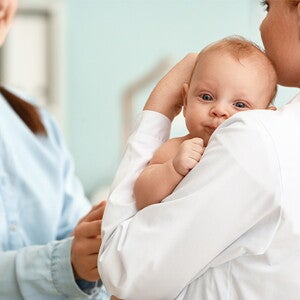 dziecko u pediatry na rękach w trakcie rozmowy z opiekunką