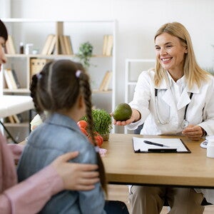opiekunka z dzieckiem w trakcie konsultacji dietetycznej 