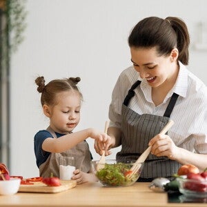 Mama z córką na kuchni gotują obiad