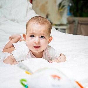 dziecko ulewa na łóżku 