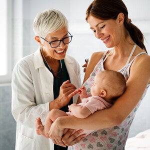 mama z dzieckiem w gabinecie pediatry