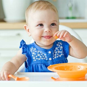 dziecko w trakcie posiłku na foteliku