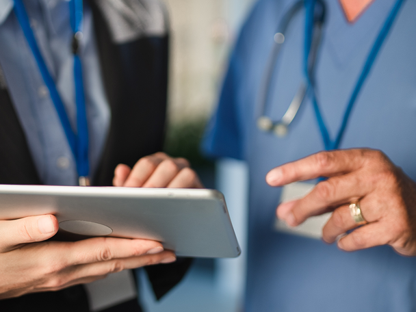 Lekarz w trakcie rozmowy z doradcą ds. żywienia niemowląt