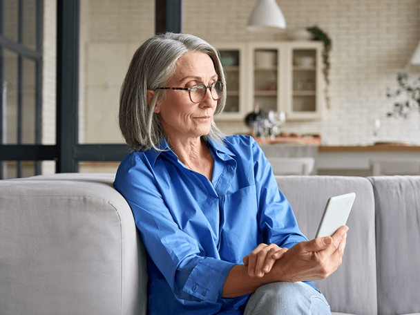 kobieta czyta treści z urządzenia mobilnego