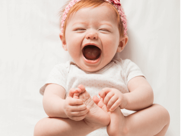 Śmiejąca się dziewczynka