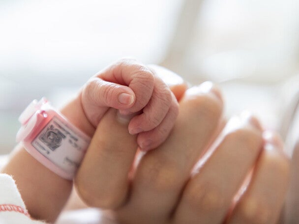 wcześniak trzyma paluszek opiekuna