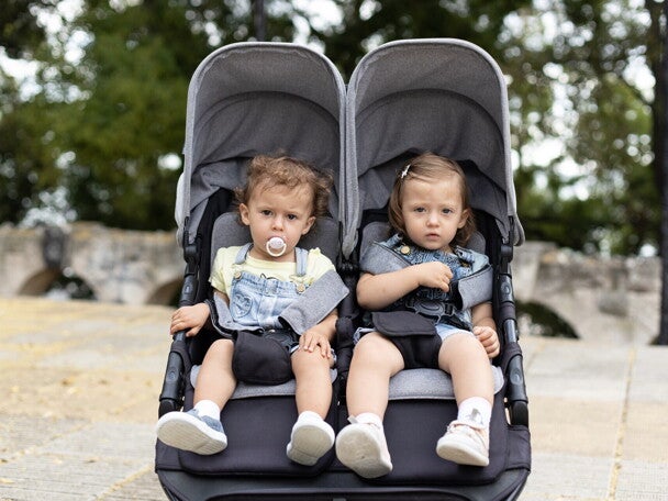 Bliźniaczki na wózku na spacerze