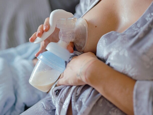 kobieta odciągająca pokarm laktatorem 