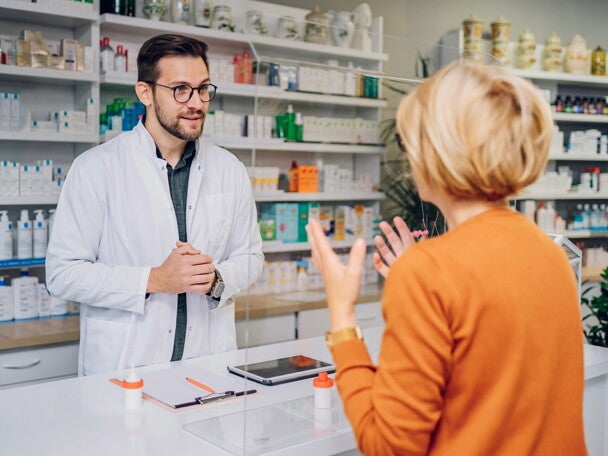 Farmaceuta w trakcie rozmowy z pacjentką