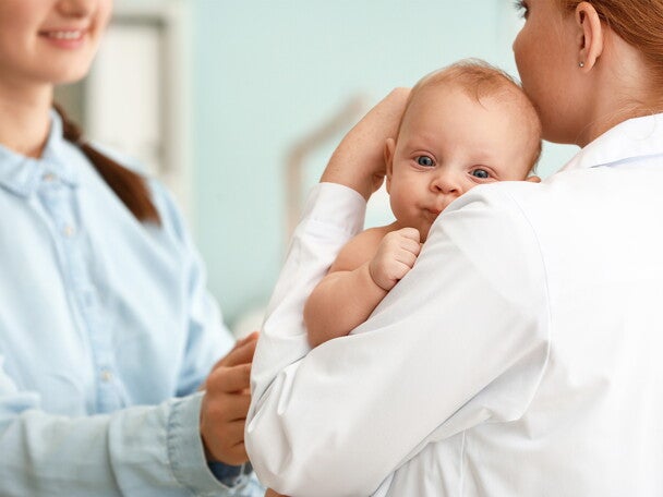 dziecko u pediatry na rękach w trakcie rozmowy z opiekunką