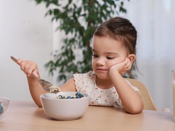 Dziewczynka nie chce jeść posiłku