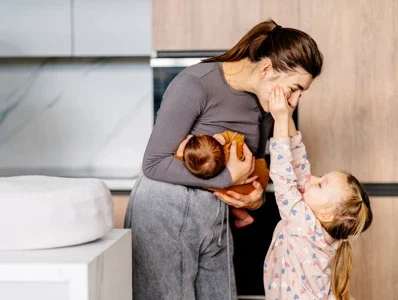 bliźniaczki na wózku na spacerze