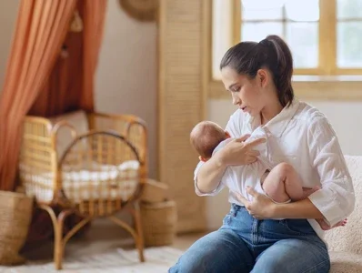 Biegunka u niemowląt leczenie i dieta Header Opiekunka trzyma dziecko w ramionach