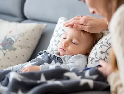 Dziecko z gorączką, mama sprawdza jego temperaturę Dziecko z gorączką, mama sprawdza jego temperaturę
