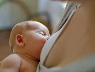 Rola modyfikacji mikrobioty w zapobieganiu chorobom alergicznym i ich leczeniu dziecko karmione piersią na rękach mamy z wysypką na policzku