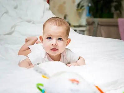 Ulewanie u dzieci: przyczyny i zapobieganie ulewaniu u noworodka i niemowlaka dziecko ulewa na łóżku